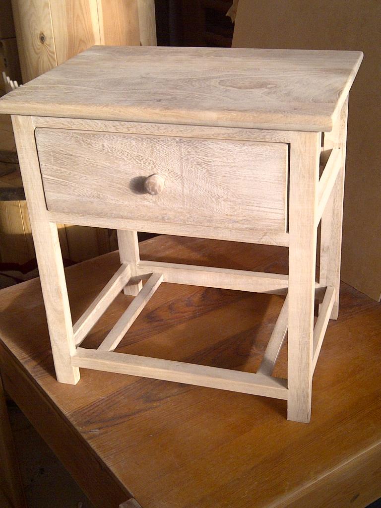 Table de chevet. Avant