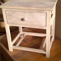 Table de chevet. Avant