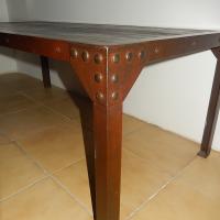 Table basse en acier et bois brut de style industriel